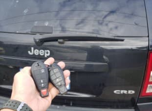 jeep grand cherokee 2010 remote key image