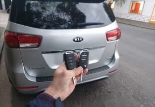 kia carnival 2015 remote key image
