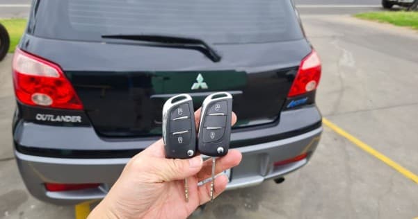 mitsubishi outlander 2005 remote key image