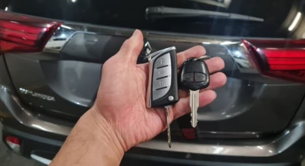 mitsubishi outlander 2010 remote key image
