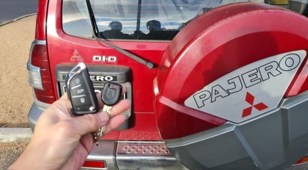 mitsubishi pajero 2010 remote key image