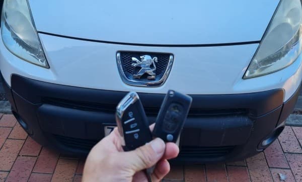 peugeot partner 2012 remote key image