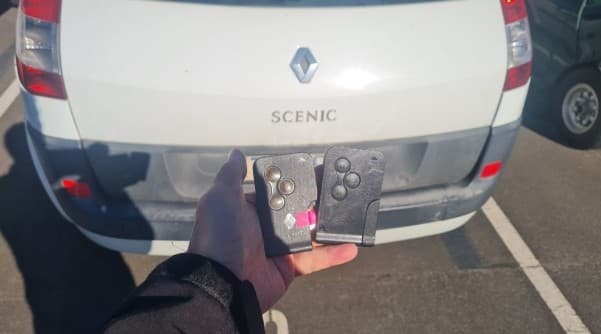 renault scenic 2006 remote key image