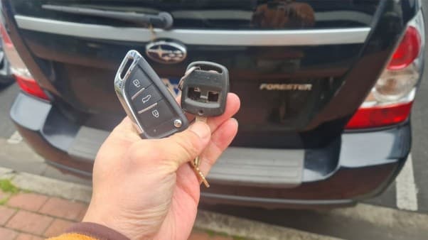 subaru forester 2005 remote key image