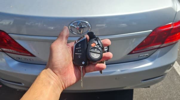 toyota aurion 2006 remote key image