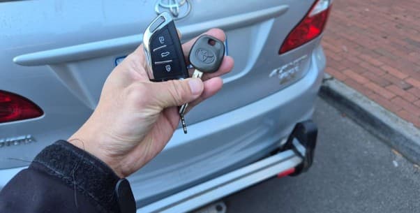 toyota avensis 2005 remote key image