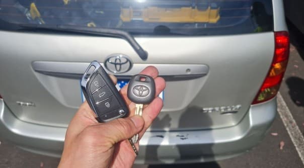 toyota corolla 2003 remote key image