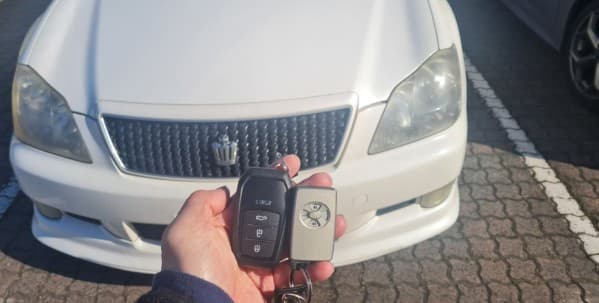 toyota crown 2006 smart key image