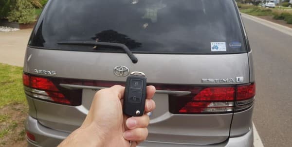 toyota estima 2004 remote key image