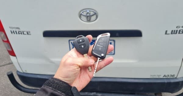 toyota hiace 2008 remote key image
