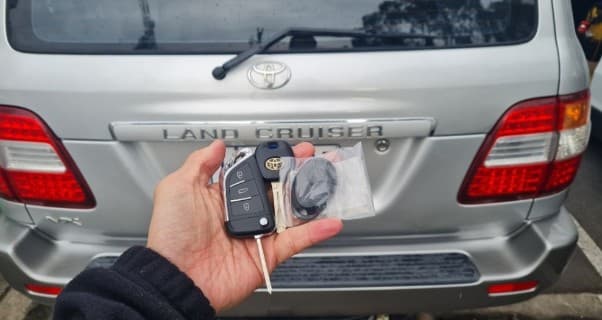 toyota land cruiser 2003 remote key image