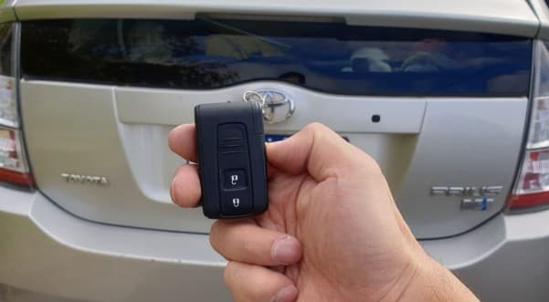 toyota prius 2005 remote key image
