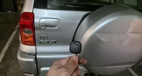 toyota rav4 2000 key only image