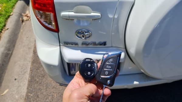 toyota rav4 2006 remote key image