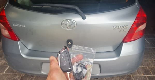 toyota yaris 2007 remote key image