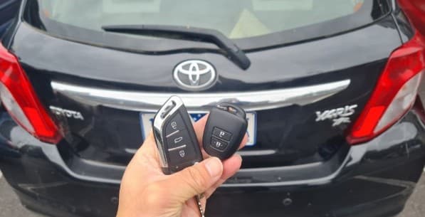 toyota yaris 2015 remote key image